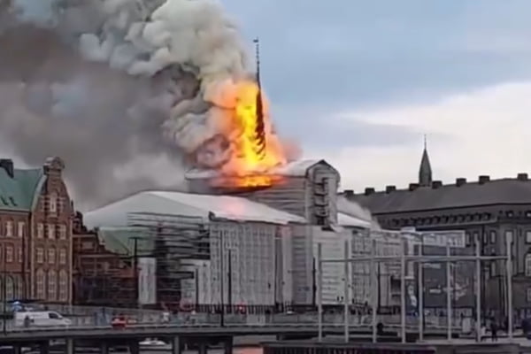 Incêndio em prédio histórico de Copenhague