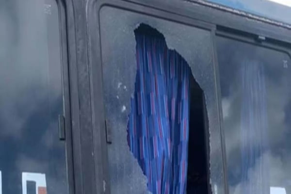 Imagem da janela do ônibus quebrada durante o ataque - Metrópoles