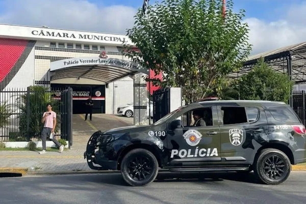 Foto colorida de viatura da Polícia Militar em frente a prédio de Câmara Municipal - Metrópoles