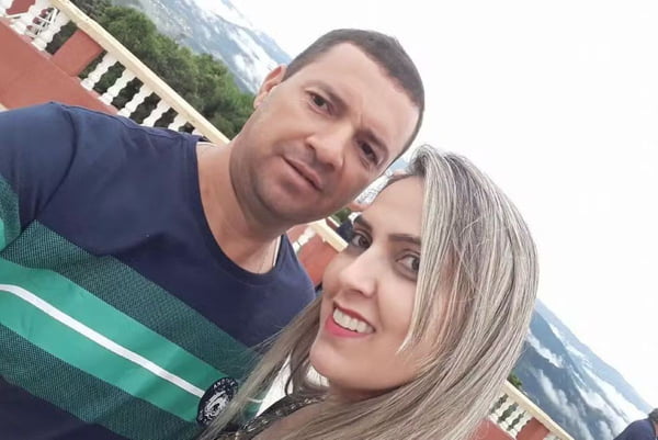 Homem e mulher em sacada de casa - Metrópoles