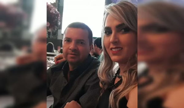 Homem e mulher sentados a uma mesa - Metrópoles