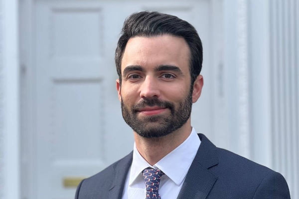 Na imagem colorida, homem usa terno e barba, além de sorrir para a câmera - Metrópoles