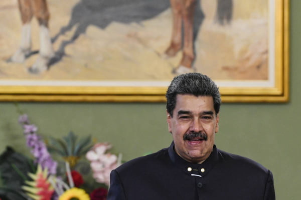 Imagem colorida de Nicolás Maduro sorrindo - Metrópoles