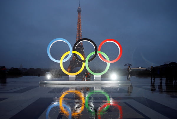 Arco Olímpico em frente a Torre Eiffel - Metrópoles