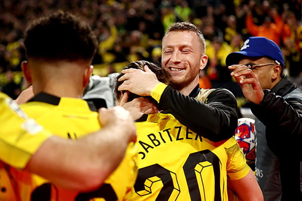 Imagem colorida de jogadores do Borussia Dortmundo comemorando - Metrópoles