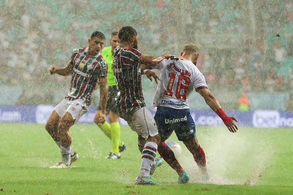 Imagem colorida de Fluminense e Bahia na chuva - Metróles