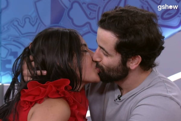 foto colorida de Matteus e Isabelle se beijando - Metrópoles