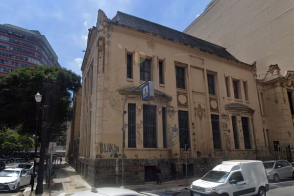 Prédio amarelo com fachada pichada no centro de São Paulo