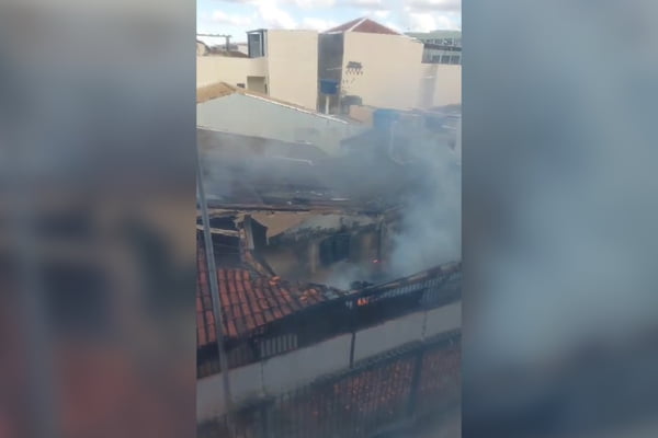 Imagem colorida de um incêndio em casa no DF - Metrópoles