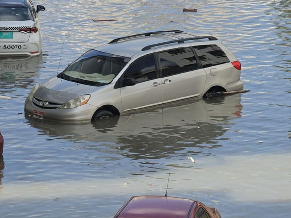 Doto colorida de carro submerso em uma rua após fortes chuvas em Dubai