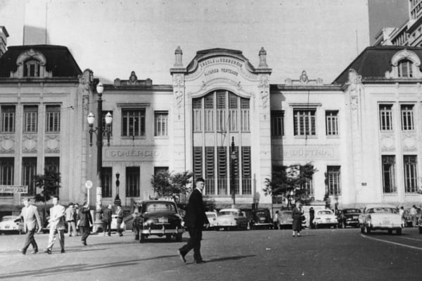 Foto preto e branca de fachada de prédio do Palácio do Comércio, de 1907