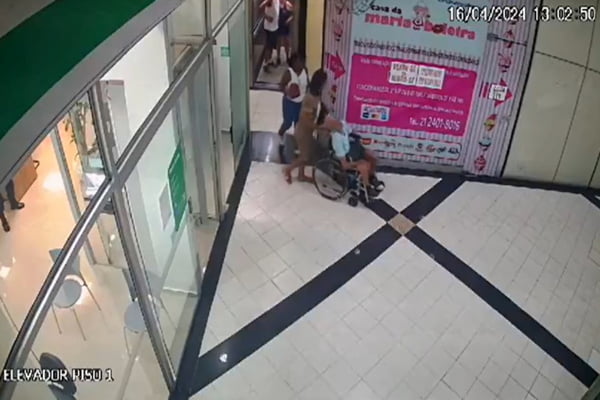 Trecho do vídeo em que mulher empurra o cadáver do idoso em uma cadeira de rodas - Metr[ópoles