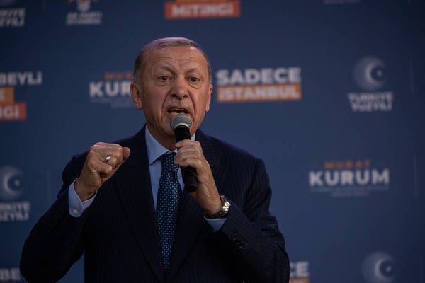 Imagem colorida mostra Erdogan durante discurso em 2019 - Metrópoles
