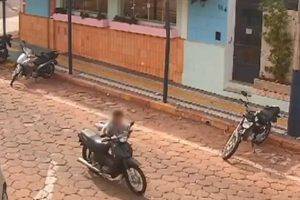 Imagem colorida de câmera de segurança mostra menino de 12 anos subindo em moto que furtou no interior de São Paulo - Metrópoles
