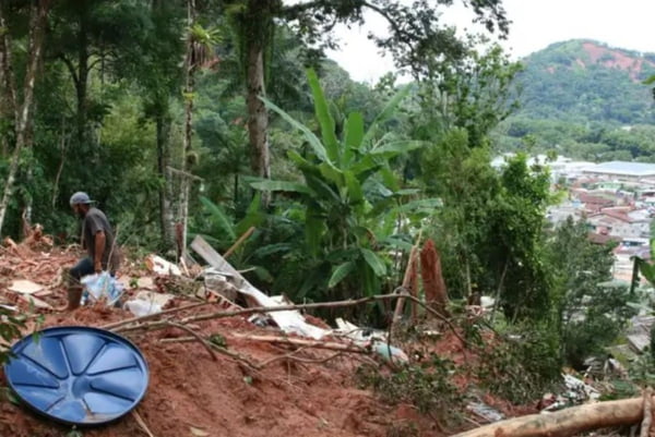 foto colorida da região de Vila Sahy, em São Sebastião, destruída após fortes chuvas e deslizamentos de terra em fevereiro de 2023 - Metrópoles