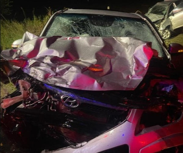 Foto colorida de carro amassado após acidente de trânsito em Sergipe - Metrópoles