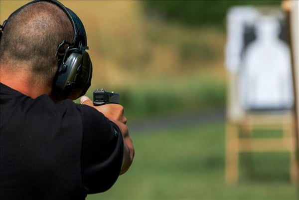Imagem mostra homem em stand de tiro - Metrópoles