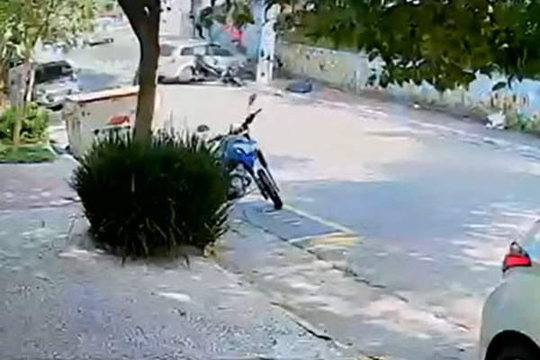 Imagem colorida mostra carro atropelando dois motociclistas na Vila Madalena, na zona oeste de São Paulo; motorista, um homem de 34 anos, foi preso em flagrante - Metrópoles