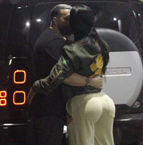 Belo beijando Gracyanne Barbosa