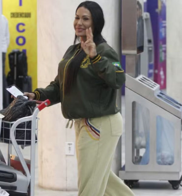 Belo beijando Gracyanne Barbosa