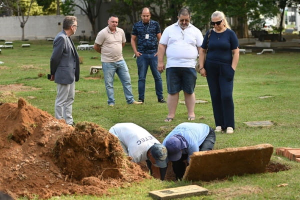 Imagem colorida de sepultamento de pet em Campinas. Metrópoles