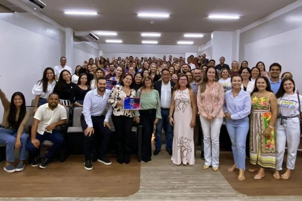 Foto colorida de encontro de membros da equipe da saúde em Maceió - Metrópoles