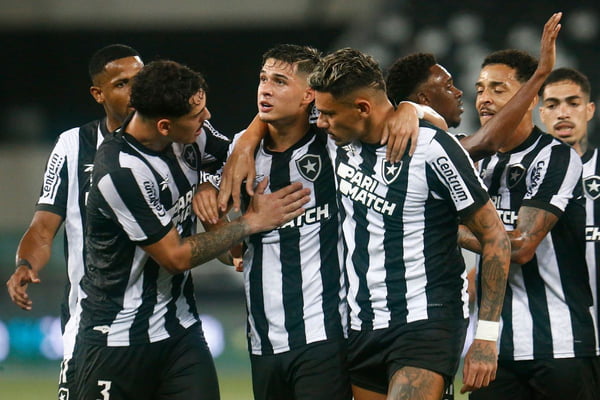 Botafogo vence Atlético-GO e ganha a primeira com Artur Jorge