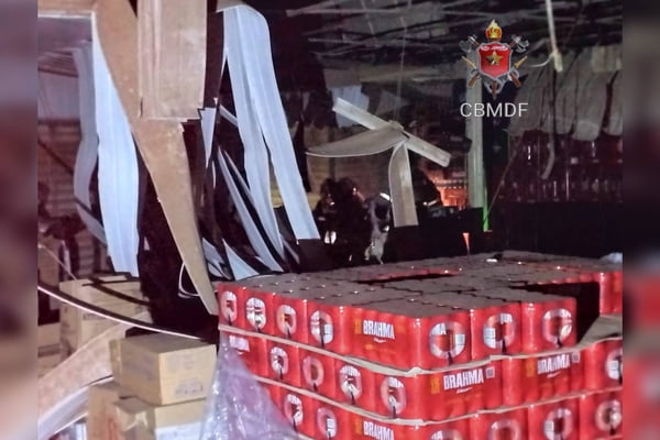 Imagem colorido do deposito de um supermercado que pegou fogo - Metrópoles