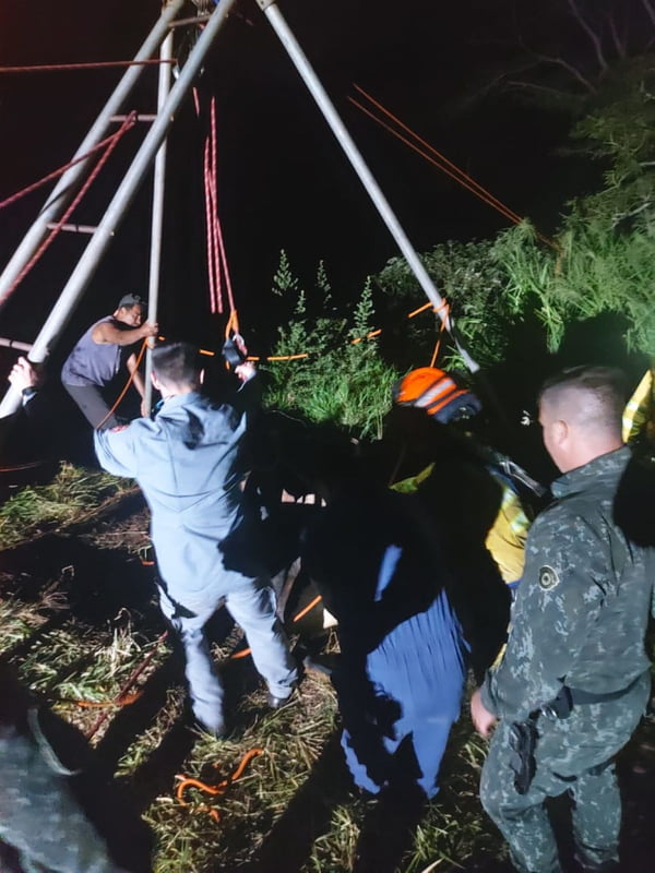 foto colorida de Polícia Ambiental e bombeiros resgatando vaca que caiu em poço em Presidente Prudente (SP) - Metrópoles