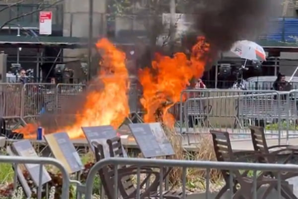 Imagem colorida mostra trecho de vídeo em que homem ateia fogo em si mesmo em nova york - Metrópoles