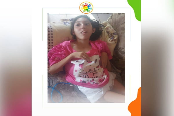 O centro de apoio para famílias de crianças com deficiência e doenças crônicas, Instituto Sol Nascente, está realizando uma campanha de doação para a jovem Eshiley Yasmin Zacarias, de 13 anos. Eshiley possui microcefalia, paralisia cerebral, tetraplegia espástica e deficiência intelectual e precisa de ajuda no custo de suplementos e remédios. 