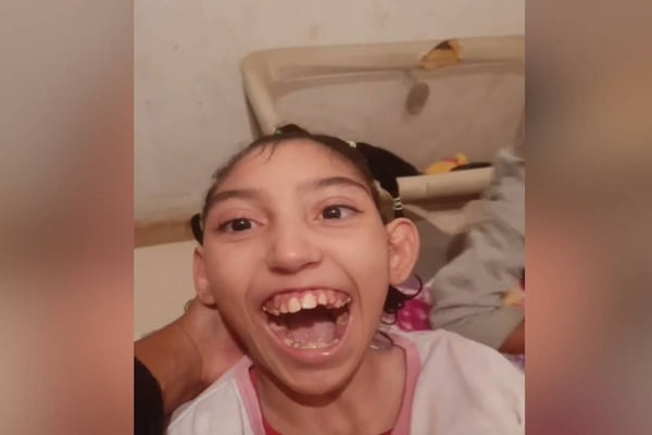 O centro de apoio para famílias de crianças com deficiência e doenças crônicas, Instituto Sol Nascente, está realizando uma campanha de doação para a jovem Eshiley Yasmin Zacarias, de 13 anos. Eshiley possui microcefalia, paralisia cerebral, tetraplegia espástica e deficiência intelectual e precisa de ajuda no custo de suplementos e remédios. 