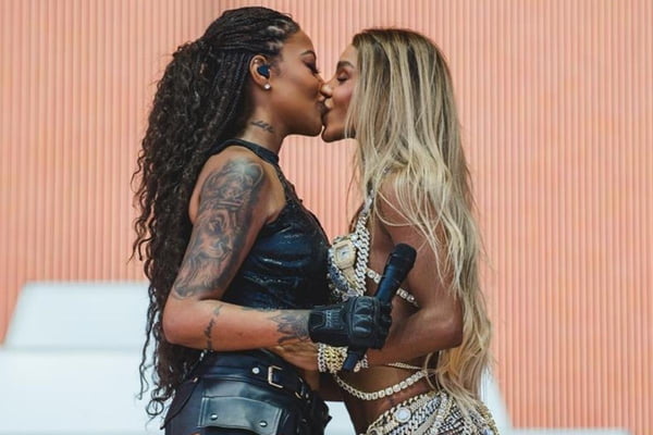 Duas mulheres negras se beijando no palco de um grande festival - Metrópoles