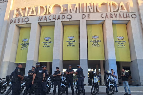 Imagem colorida mostra fiscais da prefeitura na frente do estádio do Pacaembu - Metrópoles