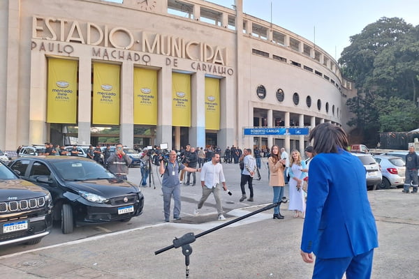 Imagem colorida mostra cover do Roberto Carlos na frente do estádio do Pacaembu - Metrópoles