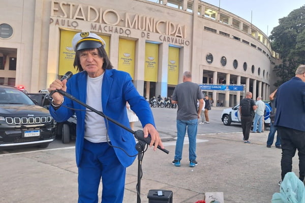 Imagem colorida mostra cover do Roberto Carlos na frente do estádio do Pacaembu - Metrópoles