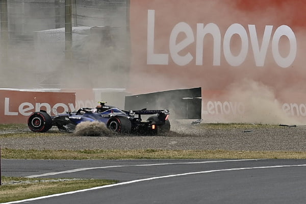 Imagem colorida de carro de formula 1 batido - Metrópoles