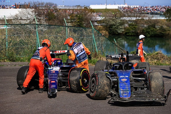 Imagem colorida de carro de formula 1 batido - Metrópoles