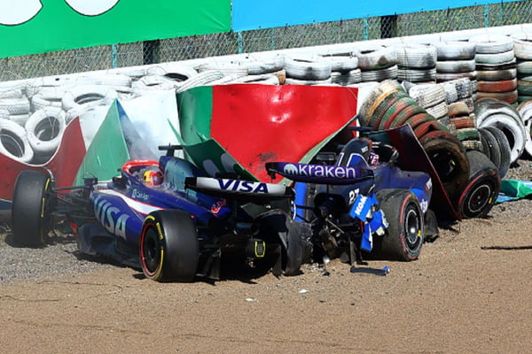 Imagem colorida de carro de formula 1 batido - Metrópoles