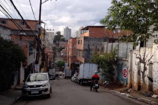 Imagem colorida mostra rua na comunidade de Paraisópolis, na zona sul de São Paulo - Metrópoles