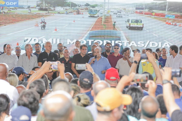 Imagem colorida do governador Ibaneis Rocha em evento de inauguração