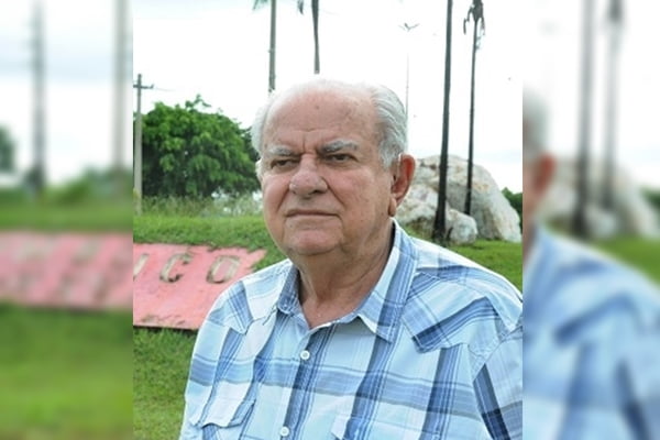 Imagem colorida do ex-deputado distrital César Lacerta, um homem calvo, com cabelos brancos nas laterais, usando uma camisa xadrez azul clara - Metrópoles