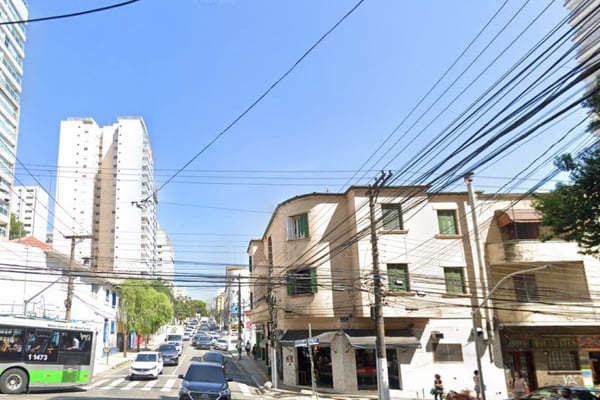Imagem colorida mostra a rua Fradique Coutinho em um dia ensolarado; casal foi preso na via por roubo a uma loja de conveniência - Metrópoles
