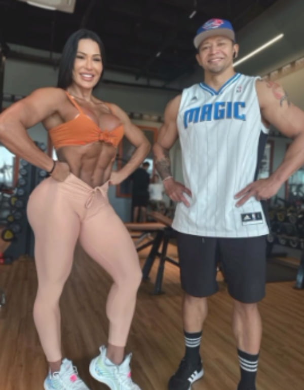 Gracyanne com o personal, pivô da separação com Belo