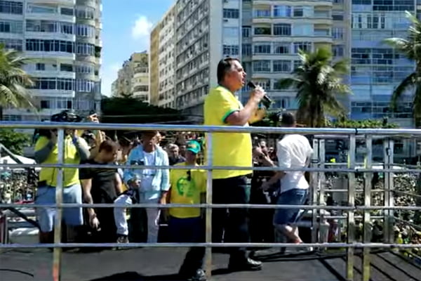 Imagem colorida de Jair Bolsonaro em copacabana