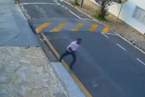 Imagem colorida mostra homem que foi morto a tiros correndo na rua logo após ser baleado - Metrópoles