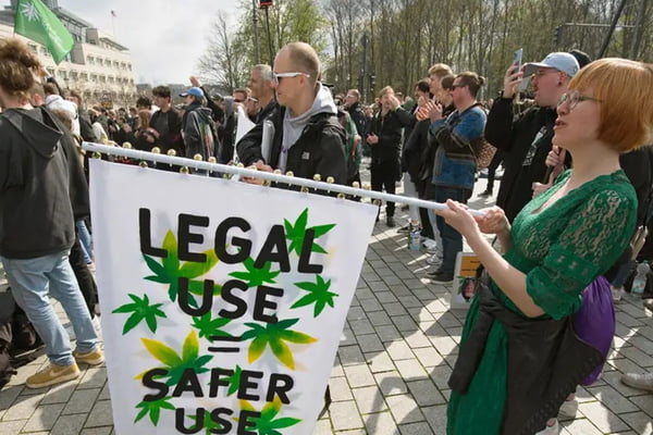 Imagem colorida de protesto por uso seguro da maconha na Alemanha