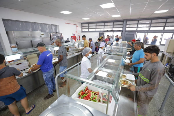 Restaurantes comunitários ampliam refeições grátis à população de rua