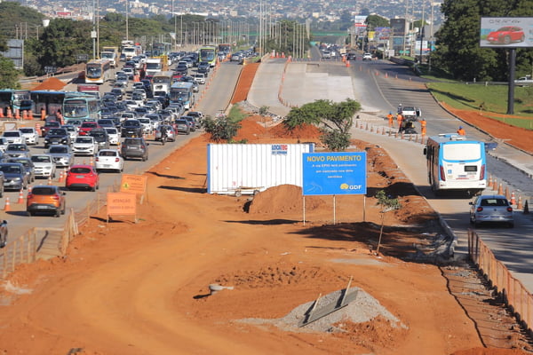 Foto colorida de trânsito intenso de veículos devido a obras