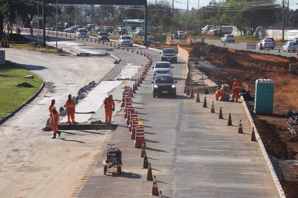 Foto colorida de trânsito intenso de veículos devido a obras